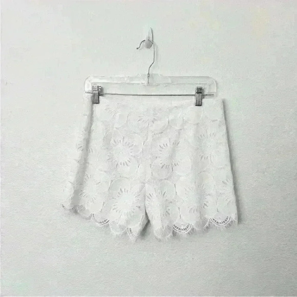 Trina Turk, white shorts, size 6 with beautiful lacing and pockets - Picture 7 of 8